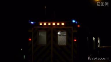 一辆闪烁着信标的法国救护车出现在《franzosischer krankenwagen MIT laufenden einsatzleuchten》杂志上